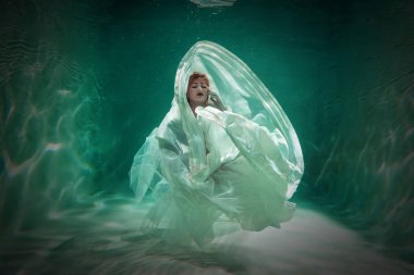 İnce beyaz kadın poz altında sıcak su derinlikleri giysileri yalnız