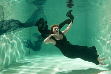 İnce beyaz kadın poz altında sıcak su derinlikleri giysileri yalnız