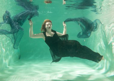 İnce beyaz kadın poz altında sıcak su derinlikleri giysileri yalnız