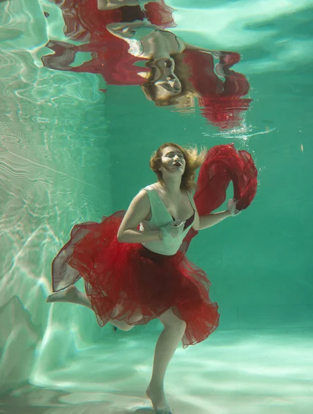 Heiße Schlanke Kaukasische Frau Posiert Unter Wasser Schönen Kleidern Allein — Stockfoto