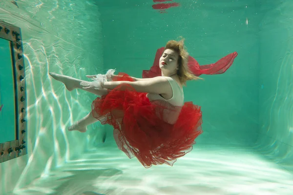 Hot Slim Καυκάσιος Γυναίκα Θέτοντας Κάτω Από Νερό Όμορφα Ρούχα — Φωτογραφία Αρχείου