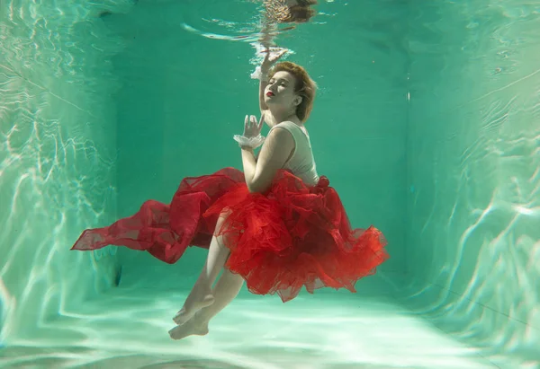 Hete Slanke Kaukasische Vrouw Poseren Onder Water Mooie Kleren Alleen — Stockfoto