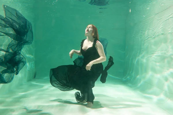 Heiße Schlanke Kaukasische Frau Posiert Unter Wasser Schönen Kleidern Allein — Stockfoto