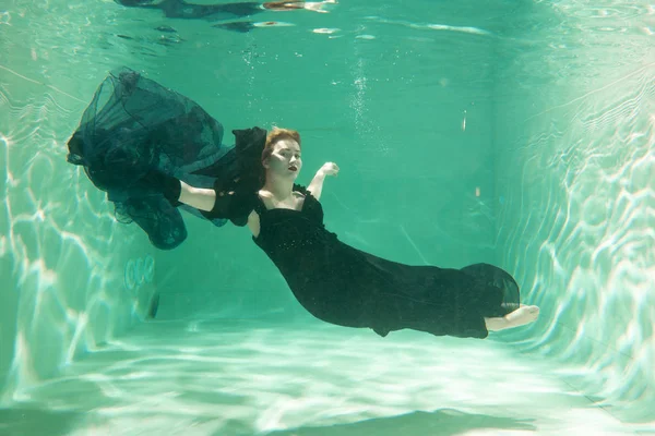 Heiße Schlanke Kaukasische Frau Posiert Unter Wasser Schönen Kleidern Allein — Stockfoto