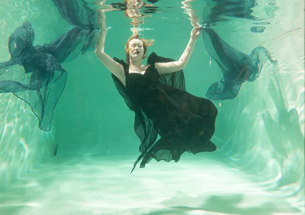 Heiße Schlanke Kaukasische Frau Posiert Unter Wasser Schönen Kleidern Allein — Stockfoto