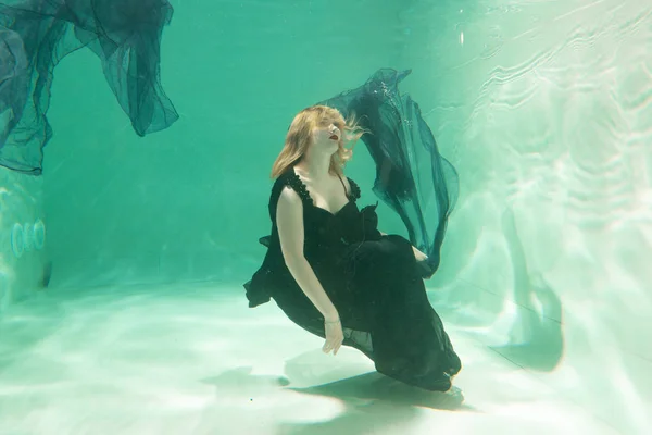 Hot Slim Καυκάσιος Γυναίκα Θέτοντας Κάτω Από Νερό Όμορφα Ρούχα — Φωτογραφία Αρχείου