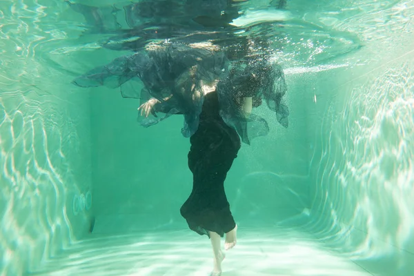 热苗条的白种人妇女摆在水下美丽的衣服独自在深 — 图库照片