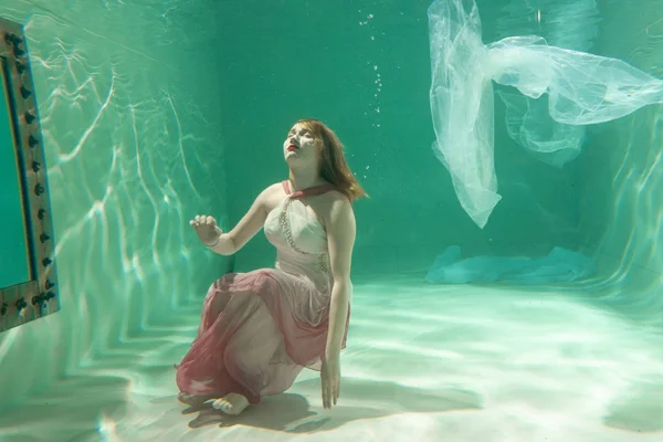 İnce beyaz kadın poz altında sıcak su derinlikleri giysileri yalnız