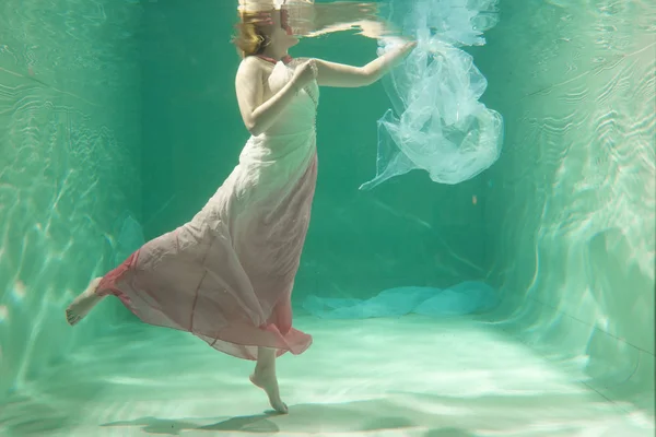 Heiße Schlanke Kaukasische Frau Posiert Unter Wasser Schönen Kleidern Allein — Stockfoto