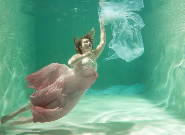 Heiße Schlanke Kaukasische Frau Posiert Unter Wasser Schönen Kleidern Allein — Stockfoto