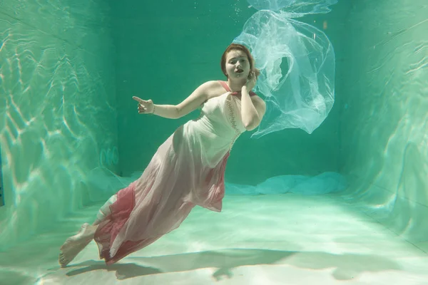 Caliente Delgado Caucásico Mujer Posando Bajo Agua Hermosa Ropa Solo — Foto de Stock