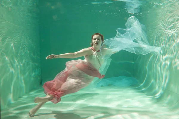 Hete Slanke Kaukasische Vrouw Poseren Onder Water Mooie Kleren Alleen — Stockfoto