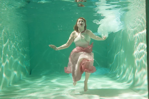 İnce beyaz kadın poz altında sıcak su derinlikleri giysileri yalnız