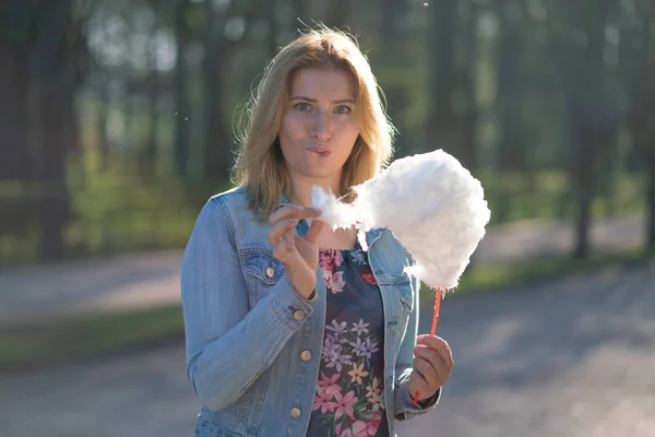 Encantadora Menina Caucasiana Caminha Parque Primavera Uma Jaqueta Ganga Come — Fotografia de Stock