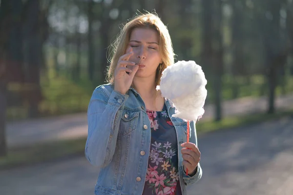 Charmante Fille Caucasienne Promène Printemps Parc Dans Une Veste Denim — Photo