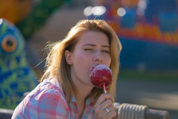 Bonita Jovem Mulher Comendo Mordendo Maçã Caramelo Vermelho Parque Dia — Fotografia de Stock