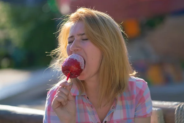 Młoda Kobieta Jedzenia Gryzienie Czerwone Jabłko Karmelu Parku Słoneczny Dzień — Zdjęcie stockowe