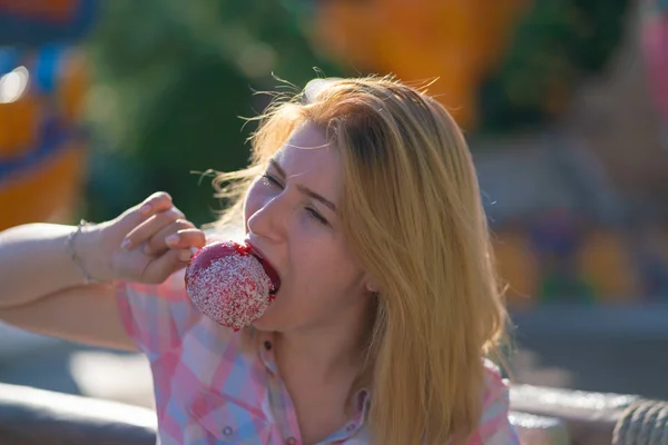 Όμορφη Νεαρή Γυναίκα Τρώει Και Δαγκώνει Κόκκινο Καραμέλα Μήλο Στο — Φωτογραφία Αρχείου