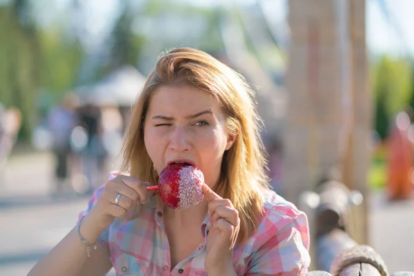 Bonita Jovem Mulher Comendo Mordendo Maçã Caramelo Vermelho Parque Dia — Fotografia de Stock