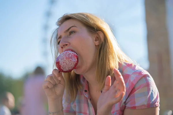 Bonita Jovem Mulher Comendo Mordendo Maçã Caramelo Vermelho Parque Dia — Fotografia de Stock