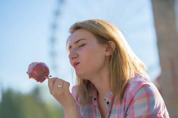 Bonita Jovem Mulher Comendo Mordendo Maçã Caramelo Vermelho Parque Dia — Fotografia de Stock