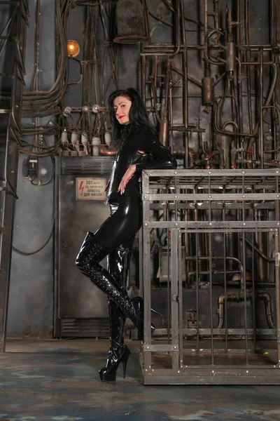 Sexig Evil Husmor Poserar Svart Tajt Latex Catsuit — Stockfoto