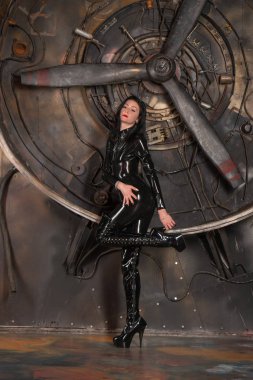 siyah dar lateks catsuit içinde poz seksi kötü metresi