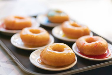 bir tepsi masanın üzerinde düzine donut