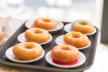 bir tepsi masanın üzerinde düzine donut