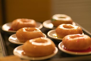 bir tepsi masanın üzerinde düzine donut