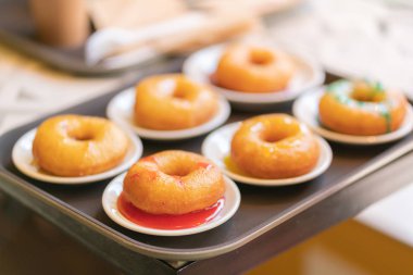 bir tepsi masanın üzerinde düzine donut