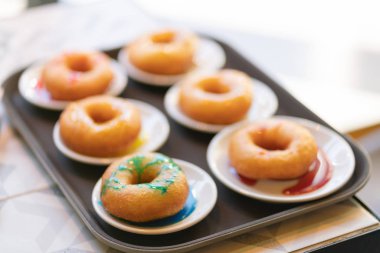 bir tepsi masanın üzerinde düzine donut