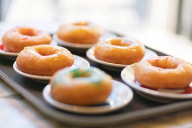 bir tepsi masanın üzerinde düzine donut