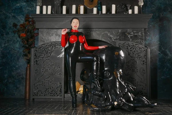 Mooie Vrouw Zwarte Latex Met Rode Borsten Poseren Tegen Open — Stockfoto