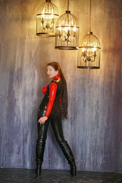 Bdsm Fetiş Asyalı Kız Lateks Lastik Kostüm Işık Dekorasyon Yakınındaki — Stok fotoğraf