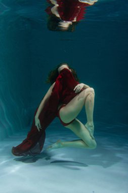 güzel ücretsiz diver kadın derinden yalnız su altında uzun kırmızı Abiye Yüzme