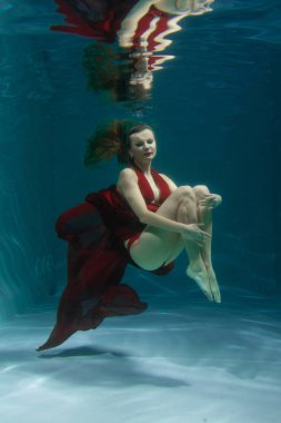 güzel ücretsiz diver kadın derinden yalnız su altında uzun kırmızı Abiye Yüzme