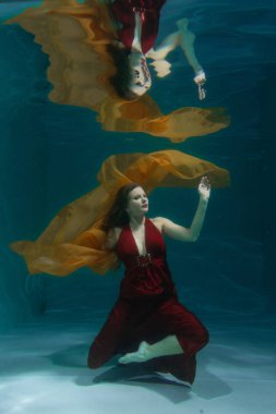 güzel ücretsiz diver kadın derinden yalnız su altında uzun kırmızı Abiye Yüzme