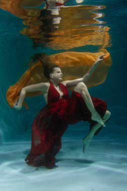 güzel ücretsiz diver kadın derinden yalnız su altında uzun kırmızı Abiye Yüzme