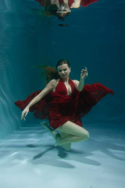 Gyönyörű Ingyenes Búvár Hosszú Vörös Estélyi Ruha Mély Önmagában Víz — Stock Fotó