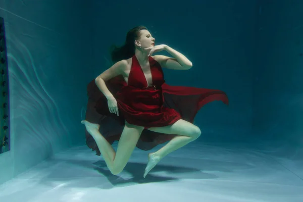 Schöne Freitaucherin Schwimmt Langem Roten Abendkleid Allein Unter Wasser Der — Stockfoto