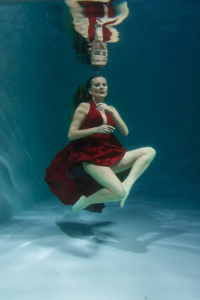 Schöne Freitaucherin Schwimmt Langem Roten Abendkleid Allein Unter Wasser Der — Stockfoto