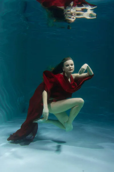 Prachtige Gratis Duiker Vrouw Lange Rode Avondjurk Onder Water Alleen — Stockfoto