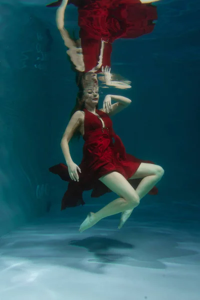 Schöne Freitaucherin Schwimmt Langem Roten Abendkleid Allein Unter Wasser Der — Stockfoto