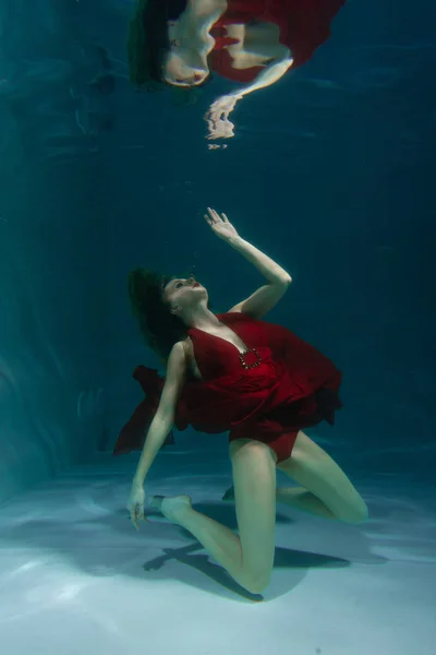 Γυναίκα Όμορφη Ελεύθερος Δύτης Κολύμπι Μακρύ Κόκκινο Φόρεμα Βράδυ Κάτω — Φωτογραφία Αρχείου