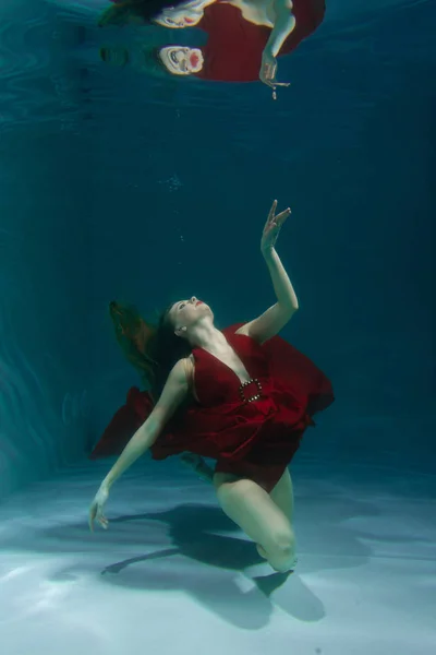 Schöne Freitaucherin Schwimmt Langem Roten Abendkleid Allein Unter Wasser Der — Stockfoto