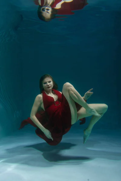 Schöne Freitaucherin Schwimmt Langem Roten Abendkleid Allein Unter Wasser Der — Stockfoto