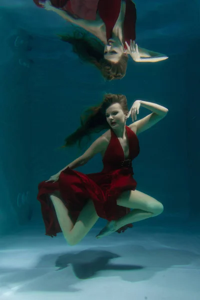 Schöne Freitaucherin Schwimmt Langem Roten Abendkleid Allein Unter Wasser Der — Stockfoto