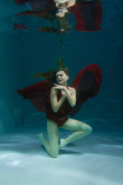 Schöne Freitaucherin Schwimmt Langem Roten Abendkleid Allein Unter Wasser Der — Stockfoto