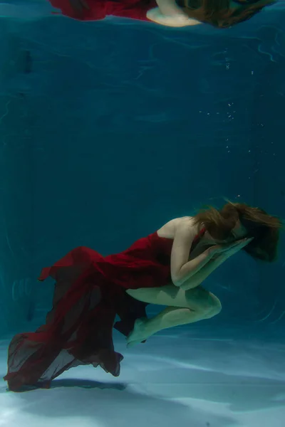 Schöne Freitaucherin Schwimmt Langem Roten Abendkleid Allein Unter Wasser Der — Stockfoto